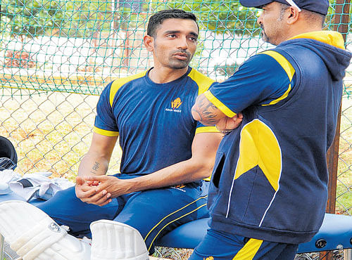 SERIOUS TALK: Karnataka batsman Robin Uthappa (left) and batting coach J Arun Kumar discuss a point during a practice session in Hubballi on Sunday. DH PHOTO/