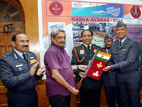 Union Minister for Defence, Manohar Parrikar flagging-in the Ganga Expedition: 'Ganga Avahan-2015' team, in New Delhi on Monday. The Chief of the Air Staff, Air Chief Marshal Arup Raha and the Commandant DSSC, Lt. General S.K. Gadeock are also seen. PTI Photo