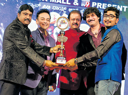 PRESTIGIOUS Adnan Sami (second fromleft) giving away the prize to the winner.