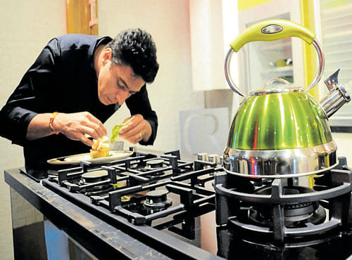 Celebrity chef Ranveer Brar dishing up some culinary magic, at Godrej Interio's newly opened Cuisine Regale store in Bengaluru on Tuesday. DH PHOTO