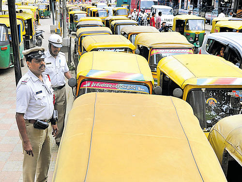 Traffic police undertake a drive against violations by auto drivers in the City on Thursday.DH PHOTO
