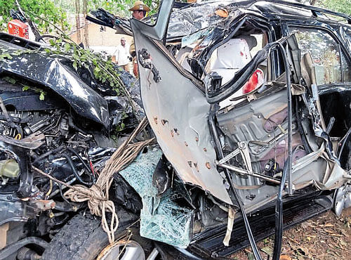 The mangled remains of the car that rammed into a tree near Burunki village at Khanapur taluk in Belagavi district on Tuesday. DH PHOTO