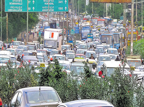 INUNDATED The increasing traffic in the City is posing a big risk to the well-being of the citizens.
