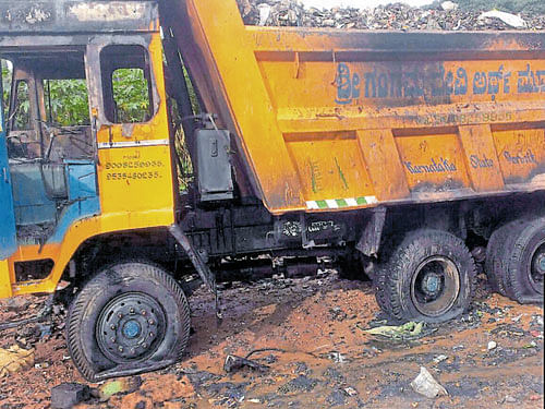The truck that was set on fire by residents after the drivers dumped waste in a residential area at Sumanahalli Junction in the City. DH&#8200;photo