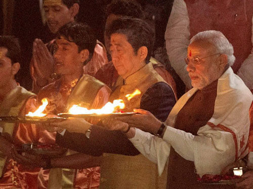 Prime Minister Narendra Modi and his Japanese counterpart Shinzo Abe take part in Ganga Arti at Dasashwamedh Ghat in Varanasi. PTI photo