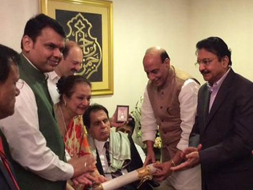 The 93-year-old legend was presented a medal, a certificate and a shawl by Singh, in the presence of the actor's wife Saira Bano. screen grab