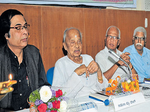 Writer D&#8200;Javare Gowda (De Ja Gow) delivers the inaugural speech at a workshop on 'Kannada Language Literature-Classical Igloo', organised by CIIL and Centre of Excellence for Studies  in Classical Kannada in Mysuru on Monday. Scholar D&#8200;K&#8200;Rajendra, In-charge Planning Officer  M&#8200;Balakumar look on. DH photo