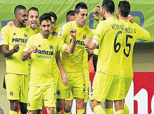 TEAM EFFORT: Villarreal players celebrate their goal during the La Liga clash against Real Madrid on Sunday. REUTERS