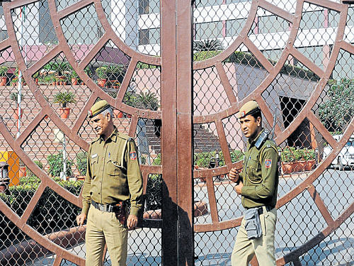 Police stand guard Delhi Secretariat after the CBI raid on Tuesday. DH photo