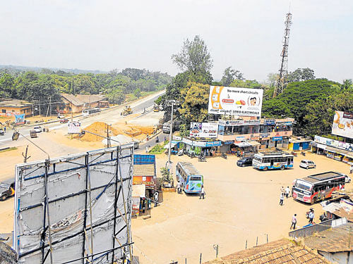 The vehicles coming from Brahmavar will have to cross the national highway to go towards Kundapur. The vehicles coming from Udupi too will have to cross the highway to go towards Brahmavar, thus putting the lives of vehicle users as well as road users at risk. DH photo