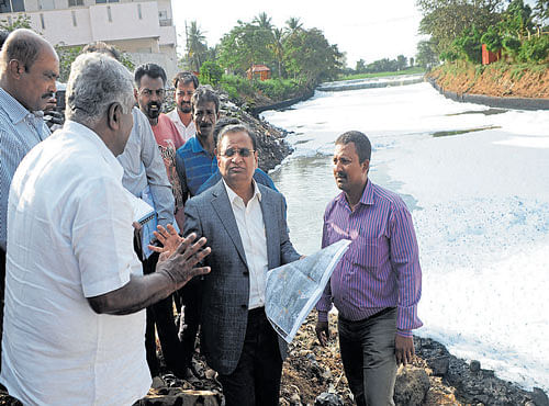 Karnataka State Pollution Control Board (KSPCB) chairman Lakshmana visits Bellandur lake, which is filled with froth, on Wednesday. DH PHOTO