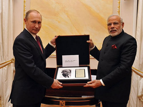 Russian President Vladimir Putin presenting Gandhi's diary to Prime Minister Narendra Modi. Courtesy: Twitter