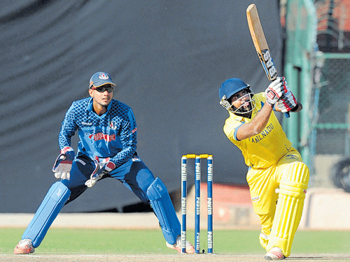 timely knock: R Satish's unbeaten 34 helped Tamil Nadu pull off a one-wicket win on Thursday. dh photo/ kishor kumar bolar