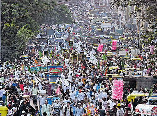 Large number of Muslims take out a procession on Eid Milad at SJP Road in the City on Thursday. DH PHOTO