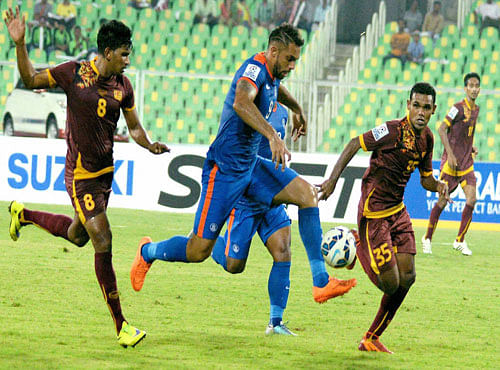 India's Robin Singh (left) tries to dribble past a Sri Lankan defender in their opening match on Friday. PTI