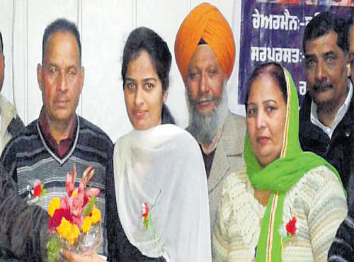 Shruti with her family at the felicitation ceremony.