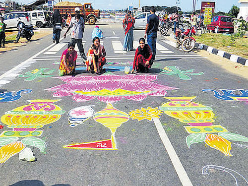 Devotees create rangolis on Bhubaneswar- Puri national highway to welcome Sagadis