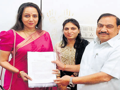Actor and BJP MP Hema Malini with Revenue Minister Eknath Khadse