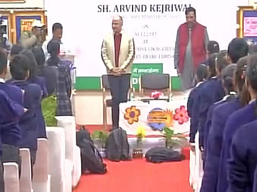 Delhi CM Arvind Kejriwal administers pledge to combat air pollution to school children. Courtesy: ANI