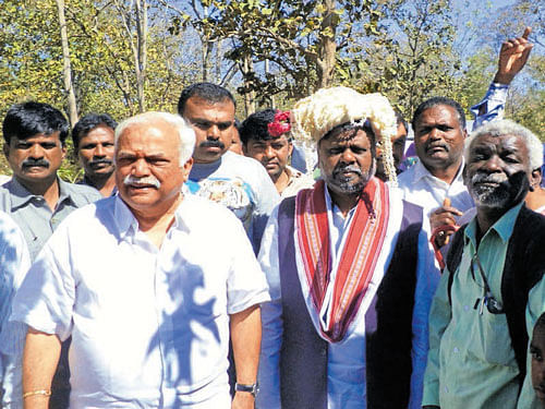 Social Welfare Minister H&#8200;Anjaneya and Major Industries Minister R&#8200;V&#8200;Deshpande are given a traditional welcome at Siddi colony near Haliyal in Uttara Kannada district on  Thursday. DH&#8200;photo