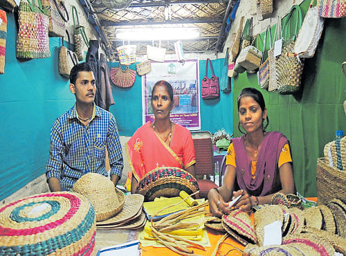 ON OFFER Saraswati Devi Morye (centre), from Pilibhit, selling trendy products made from water hyacinth. (PHOTO BY AUTHOR)