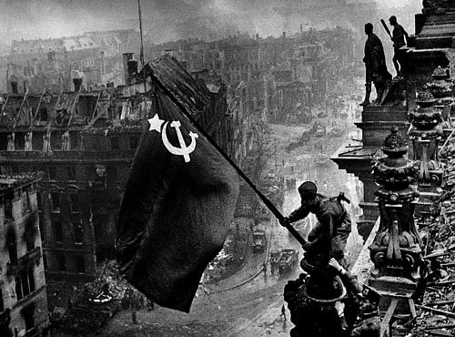 ICONIC FRAME 'Raising a Flag over the Reichstag'