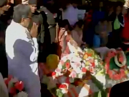 Karnataka CM Siddaramaiah pays tribute to NSG Lt Col Niranjan. Courtesy: ANI