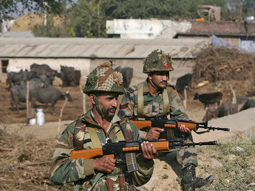 Indian army soldiers stand guard near the Indian Air Force (IAF) base at Pathankot in Punjab. Reuters.