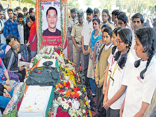 Schoolchildren pay homage to Lt Col Niranjan E K at BEL School Ground in  the City, where his body was kept for public viewing on Monday. DH&#8200;photo