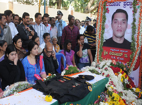 Anti-Terror Operation Martyred NSG Lt. Col. E K Niranjan Wife Dr Radhika(Ext. Left), Father Shivarajan EK(third from Left) and Family members and relatives are during his funeral. DH photo