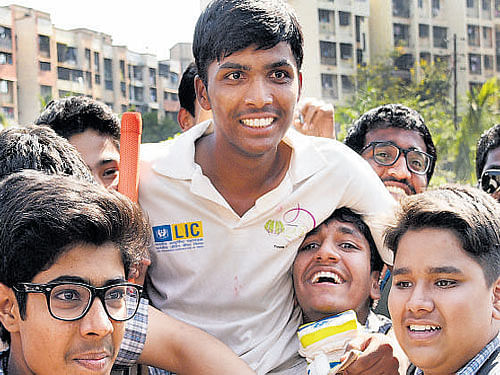 Schoolmates lift Pranav Dhanawade after his epic 1009 n.o in the H T&#8200;Bhandari tournament in Mumbai on Tuesday. DH&#8200;Photo