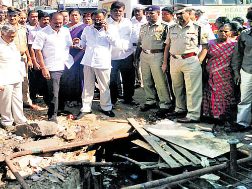 Mayor B N Manjunatha Reddy during a surprise inspection of the KR Market on Tuesday. dh photo