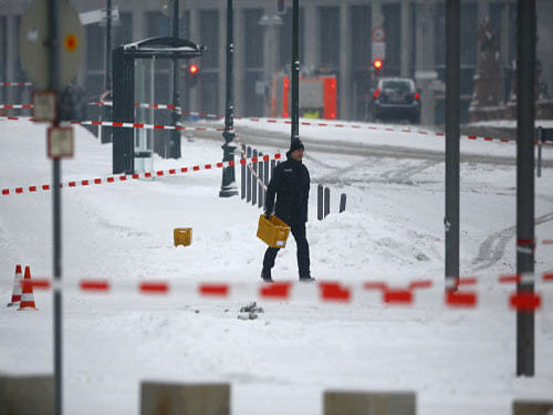Police remove suspicious yellow postal crates near the chancellory in Berlin, Germany. Reuters photo