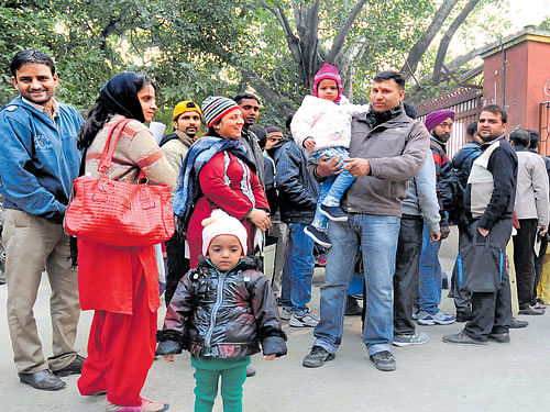 Parents queue up for nursery admission forms in New Delhi. DH Photo/Chaman Gautam