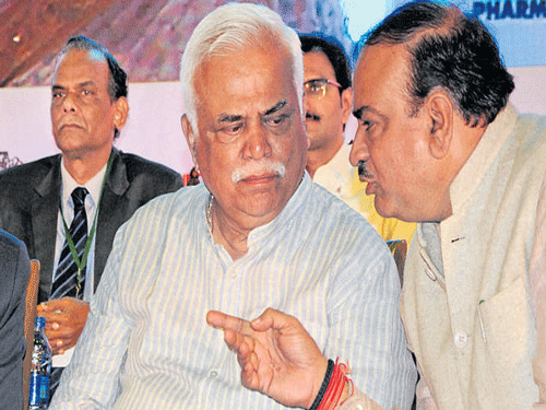 Karnataka Industries Minister R V&#8200;Deshpande, and Union Minister of Chemicals and Fertilisers Ananth Kumar at the India Pharma and India Medical Expo 2016 in Bengaluru. DH&#8200;Photo