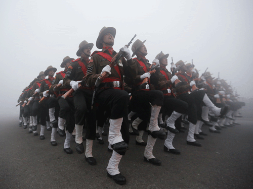 Indian soldiers take part in the rehearsal for the Republic Day parade on a foggy winter morning in New Delhi, India, January 8, 2016. Reuters Photo.