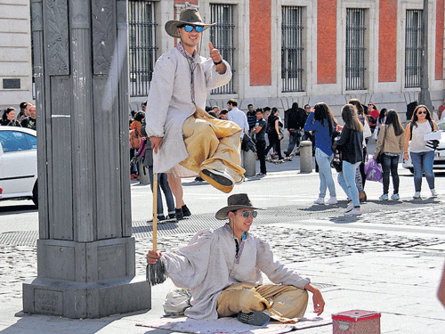 Street artistes at Puerto del sol.