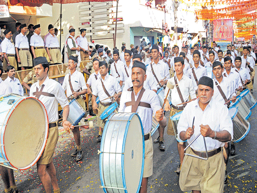 New tunes: RSS Shrung Ghosh Vaadaks taking out a march in Bengaluru on Saturday. DH&#8200;PHOTO