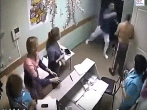 A video of the well-built male doctor knocking out the patient in Belgorod has emerged online. Screen grab.