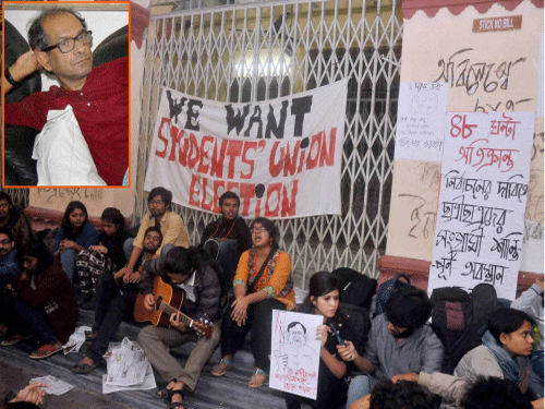 Students of Jadavpur University during protest against Vice Chancellor Suranjan Das (inset) at Kolkata on Sunday. PTI Photo