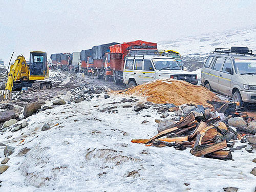 Aviewof stranded vehicles onMughal Road following heavy snowfall at Poonch in Jammu and Kashmir on Sunday. PTI