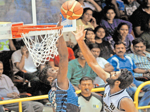 leaping high: Uttarakhand's Yadvinder Singh (right) goes for a basket as Tamil Nadu's  Arvinda A attempts to thwart him on Friday. dh photo/ Prashanth HG