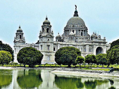 sights of splendour (Left) Victoria Memorial; entrance to the Victoria Memorial Hall; (below) 'Angel of Victory' statue atop the Memorial. Photos by Avishek Mitra