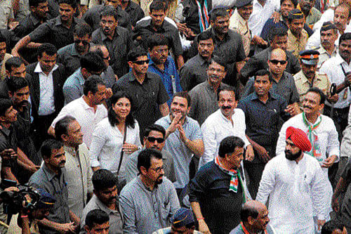 Congress Vice President Rahul Gandhi leading a padyatra from Bandra Bandstand to Dharavi. DH Photo