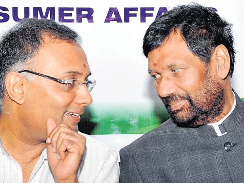 Minister of State for Food and Civil Supplies Dinesh Gundu Rao having a word with Union Food and Consumer Affairs Minister Ram Vilas Paswan in Bengaluru on Saturday. DH&#8200;Photo
