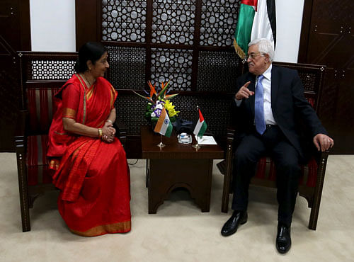 Palestinian President Abbas meets with Indian FM Swaraj in Ramallah. Reuters photo