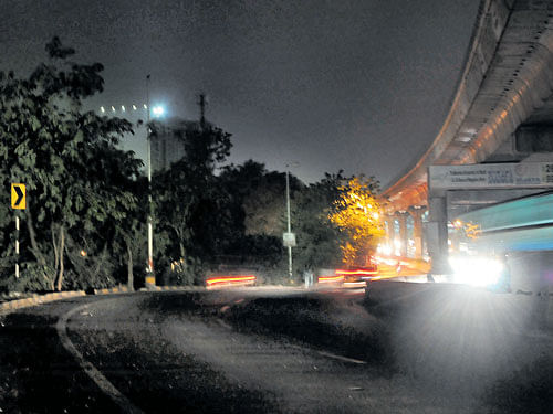 dangerous The stretch near Vivekananda statue in Yeswantpur has become a nightmare in the absence of street lights. DH photos BH Shivakumar