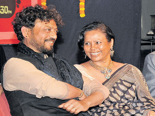 Bollywood actor Irrfan Khan and his wife  Sutapa Sikdar share a light moment during an interaction organised as part of the valedictory of 'Bahuroopi 2016', national theatre  festival, at Kalamandira in Mysuru, on Wednesday. DH photo