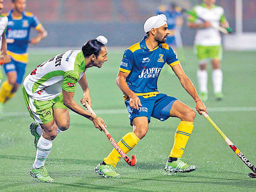 Harjeet Singh of Delhi Waveriders (left) shoots past Gurwinder Singh Chandi of Punjab Warriors during their Hockey India League match on Wednesday.