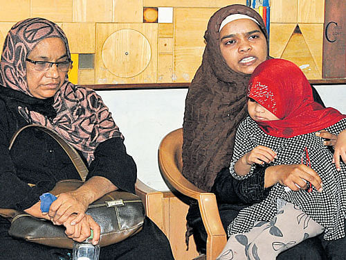 Mohammed Afzal's wife Bushra (right) addresses a press conference in Bengaluru on Friday. Afzal's mother-in-law Amatul Hafeez and young daughter are seen. DH PHOTO